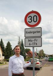 Oberbürgermeister Bastian Sieler vor dem 30-Schild in der Preußenstraße ©Hansestadt Stendal