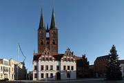 Ansicht des Marktplatzes, mit Rathaus und Kirche St. Marien