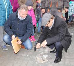 Oberbürgermeister setzt letzten Stein