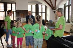 Kita-Kinder aus Uenglingen erfreuen den Oberbürgermeister mit Gedichten ©Hansestadt Stendal