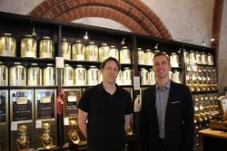 Nikolas Frank und Oberbürgermeister Bastian Sieler im Kaffeekult