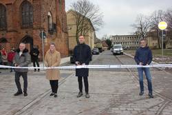 BU: Oberbürgermeister Bastian Sieler eröffnet gemeinsam mit Ministerin Dr. Lydia Hüskens (als eine der Fördermittelgeberinnen), Christian Punzel (links, bauausführende Firma) und Planer Peter Pickler (ganz rechts) den Mönchskirchhof.