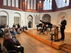 Oberbürgermeister Bastian Sieler begrüßt die Zeitzeugin Henriette Kretz im Musikforum Katharinenkirche ©Hansestadt Stendal