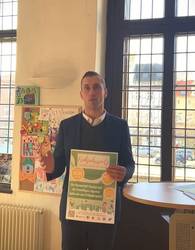 Oberbürgermeister Bastian Sieler mit dem Poster des Stendaler Frühjahrsputz
