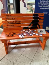 Mutmacherinnen: “Orange Bank” setzt Zeichen gegen Gewalt an Frauen im ländlichen Raum