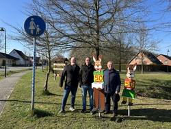 Ortsbürgermeister Götzky, sein Stellvertreter Hampe und der 'Macher' Bernd Rumschüssel mit dem Osterhasenpaar ©Hansestadt Stendal