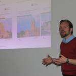 Ralf Engelkamp erklärt das Corporate Design der Hansestadt Stendal