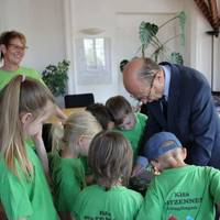 Oberbürgermeister Klaus Schmotz packt voller Vorfreude die Geschenke der Kita aus ©Hansestadt Stendal