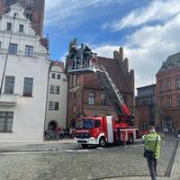 Historische Übung - der Oberbürgermeister wurde vom Rathaus-Balkon gerettet