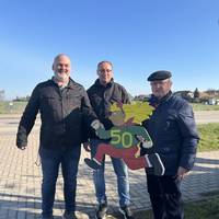 Ortsbürgermeister Götzky, sein Stellvertreter Hampe und der 'Macher' Bernd Rumschüssel mit einem der farbenfrohen Aufsteller ©Hansestadt Stendal