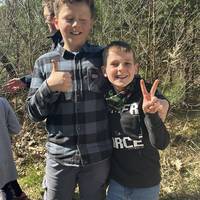 Phin und Lennox vom Hort der 'Europaschule' am Stadtsee nach getaner Arbeit