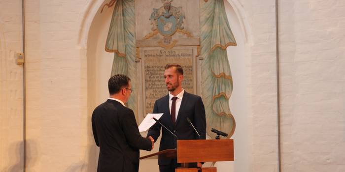 OB Bastian Sieler erhält die Ernennungsurkunde vom Stadtratsvorsitzenden Peter Sobotta