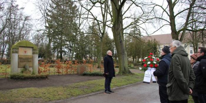 2023_01_27_axel_kleefeldt_gedenkt_der_opfer_des_nationalsozialismus_auf_dem_städtischen_friedhof.jpg