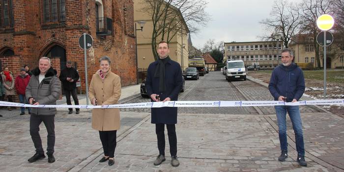 BU: Oberbürgermeister Bastian Sieler eröffnet gemeinsam mit Ministerin Dr. Lydia Hüskens (als eine der Fördermittelgeberinnen), Christian Punzel (links, bauausführende Firma) und Planer Peter Pickler (ganz rechts) den Mönchskirchhof.