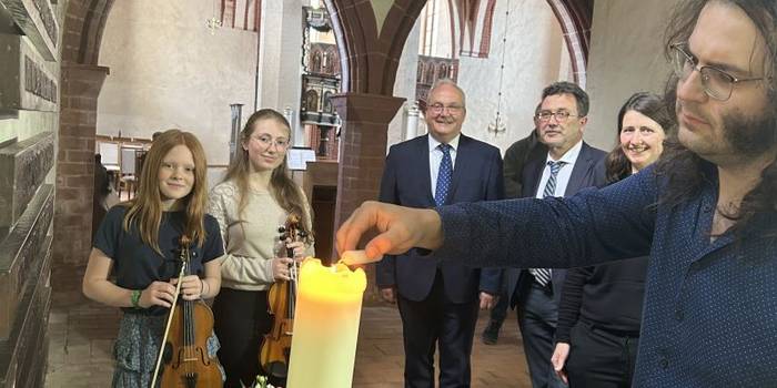 Am 8. Mai 2024 in St. Petri: Die beiden Violinistinnen Flora Gascoigne und Maren David mit Axel Kleefeldt (Stellvertreter des Oberbürgermeisters), Peter Sobotta (Stadtrat), Maike Schymalla (Musik- und Kunstschule) und Bernhard Krause (Pfarrer St.Petri)